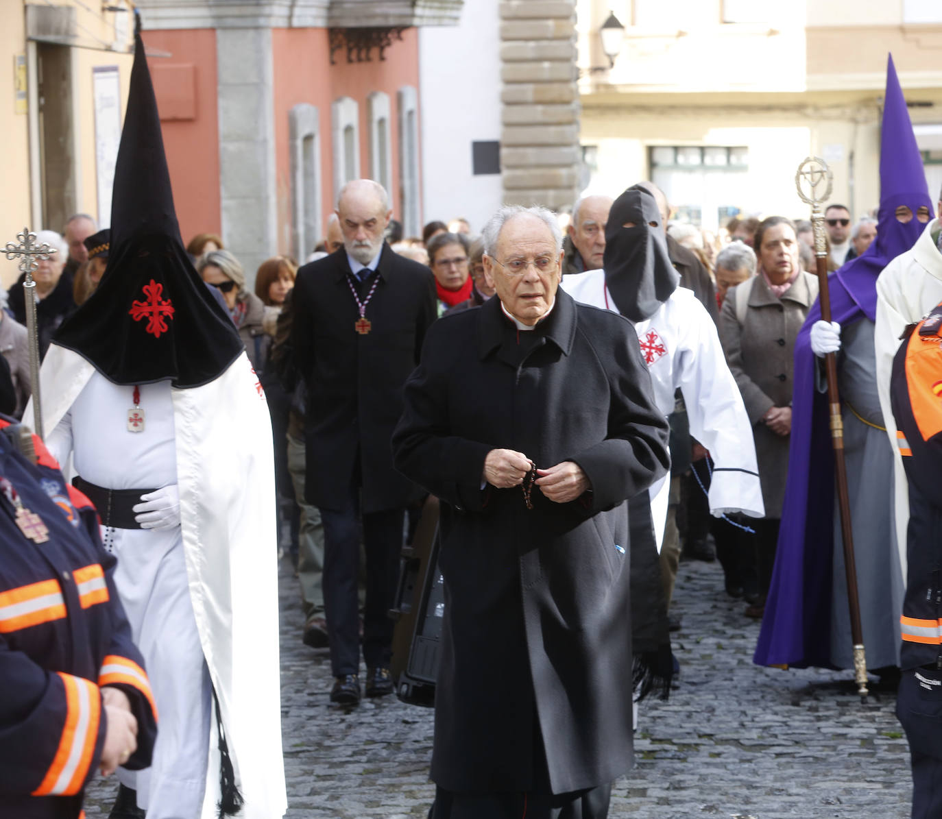 Cimavilla llena sus calles para acompañar a la Soledad