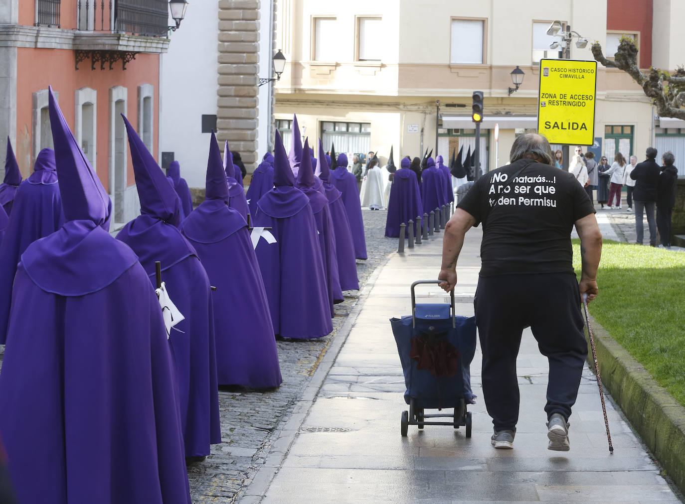 Cimavilla llena sus calles para acompañar a la Soledad