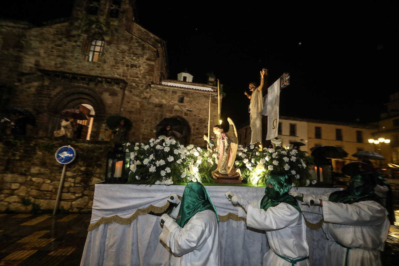 La lluvia permitió procesionar La Resurrección en Avilés