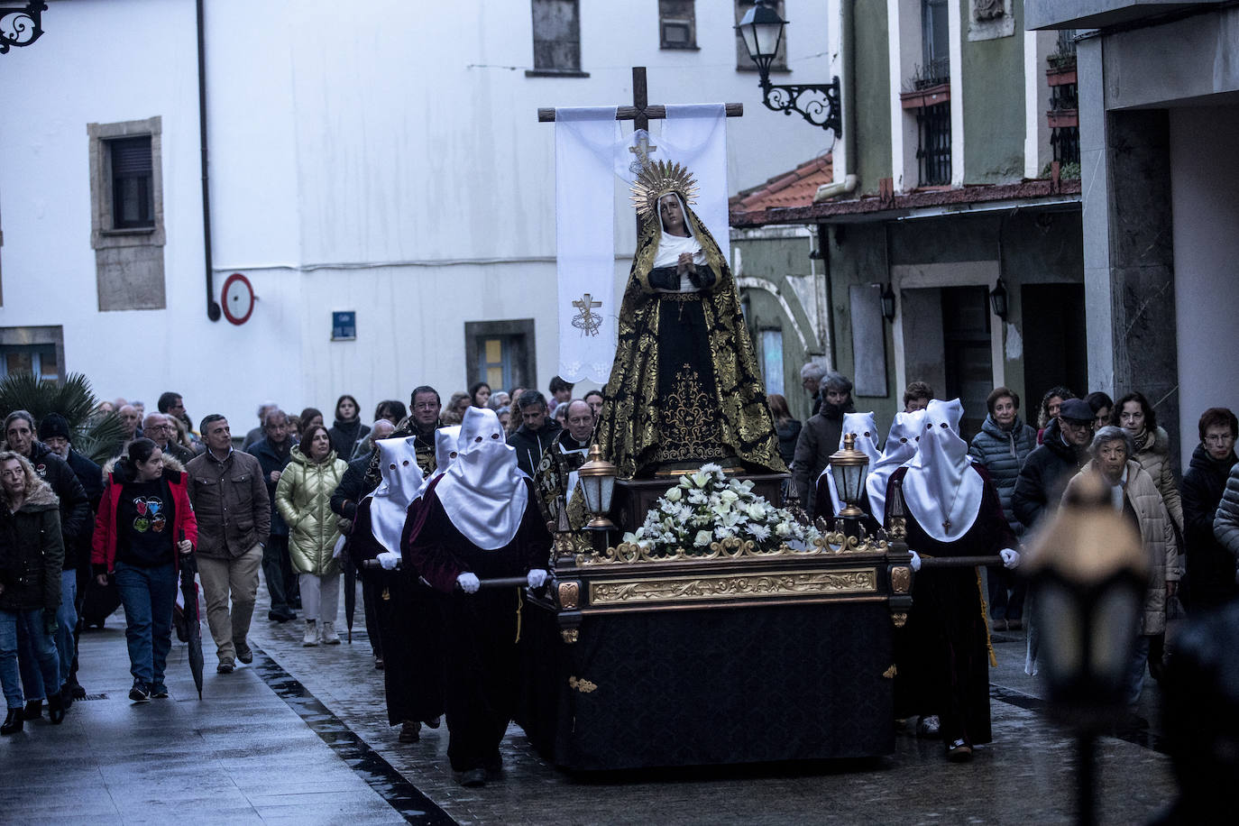 La lluvia respeta el Santo Entierro en Luanco