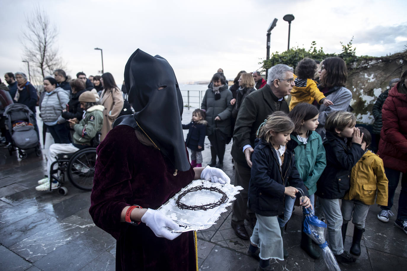 La lluvia respeta el Santo Entierro en Luanco