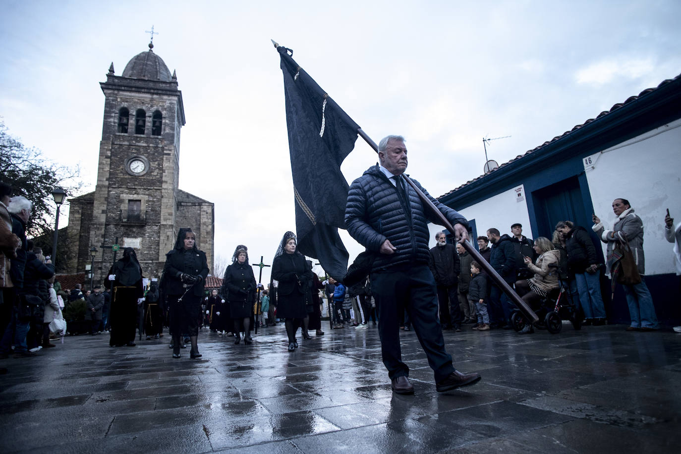 La lluvia respeta el Santo Entierro en Luanco