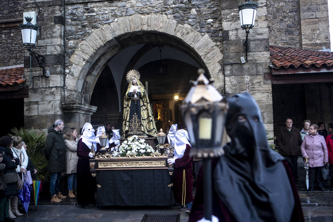 La lluvia respeta el Santo Entierro en Luanco