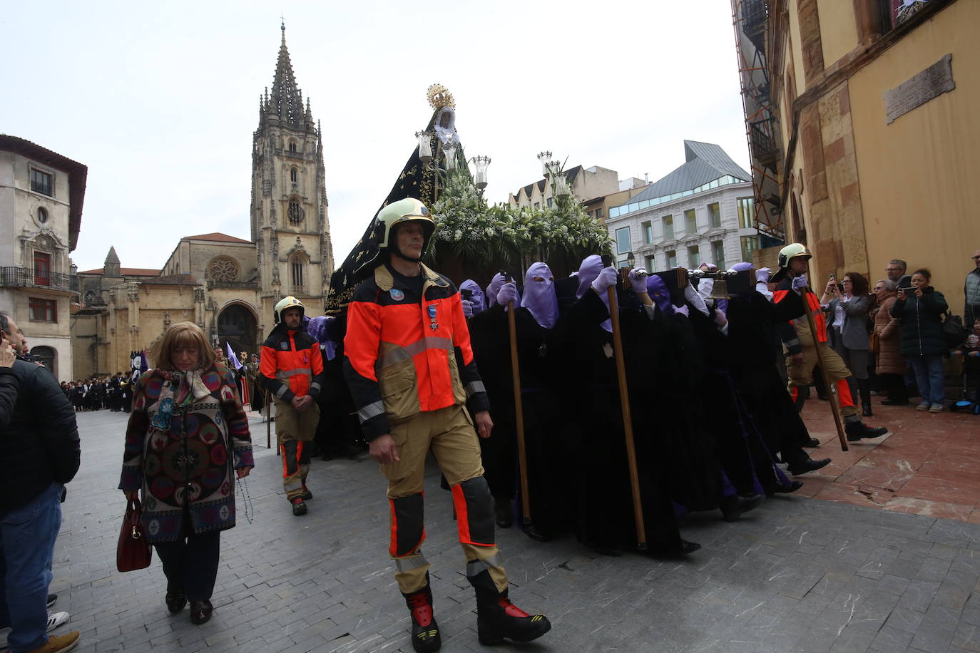 La Soledad procesiona por Oviedo