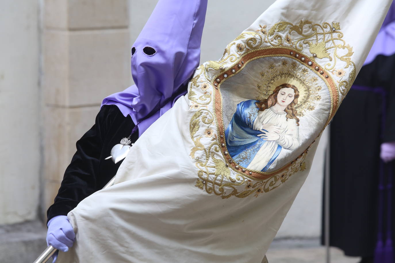 La Soledad procesiona por Oviedo