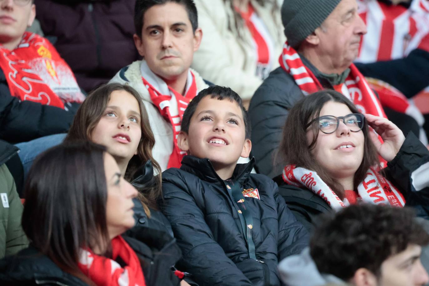 ¿Estuviste en el Sporting - Racing? ¡Búscate en las fotos!