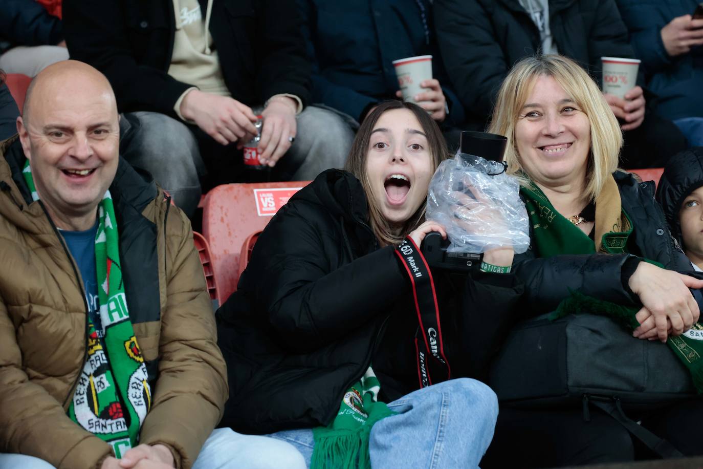 ¿Estuviste en el Sporting - Racing? ¡Búscate en las fotos!