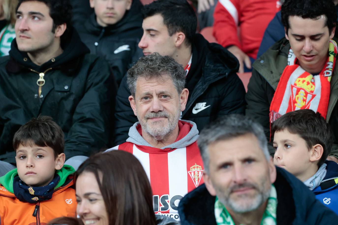 ¿Estuviste en el Sporting - Racing? ¡Búscate en las fotos!