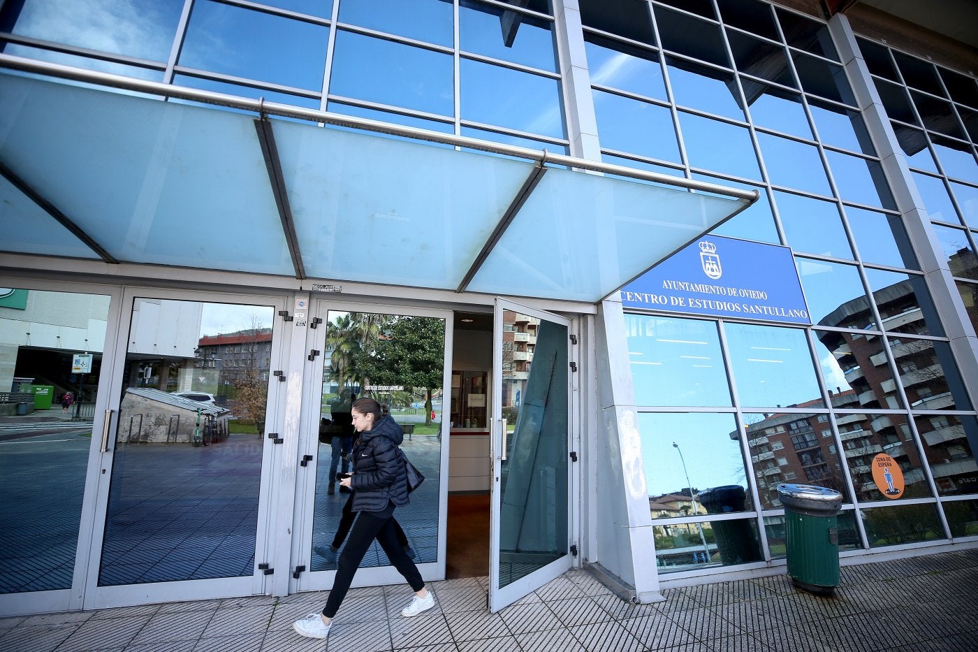 Exterior del centro de estudios de Santullano.