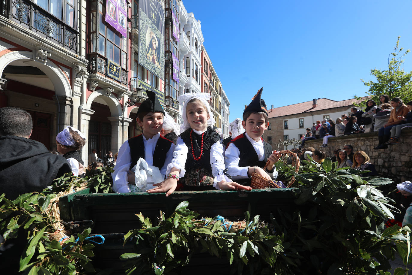 Todas las fotos del desfile de carrozas de las fiestas de El Bollo de Avilés