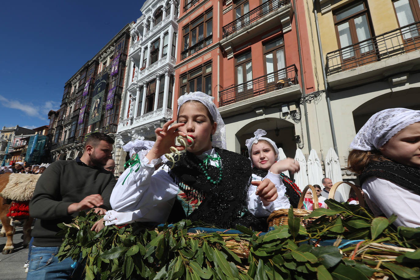 Todas las fotos del desfile de carrozas de las fiestas de El Bollo de Avilés