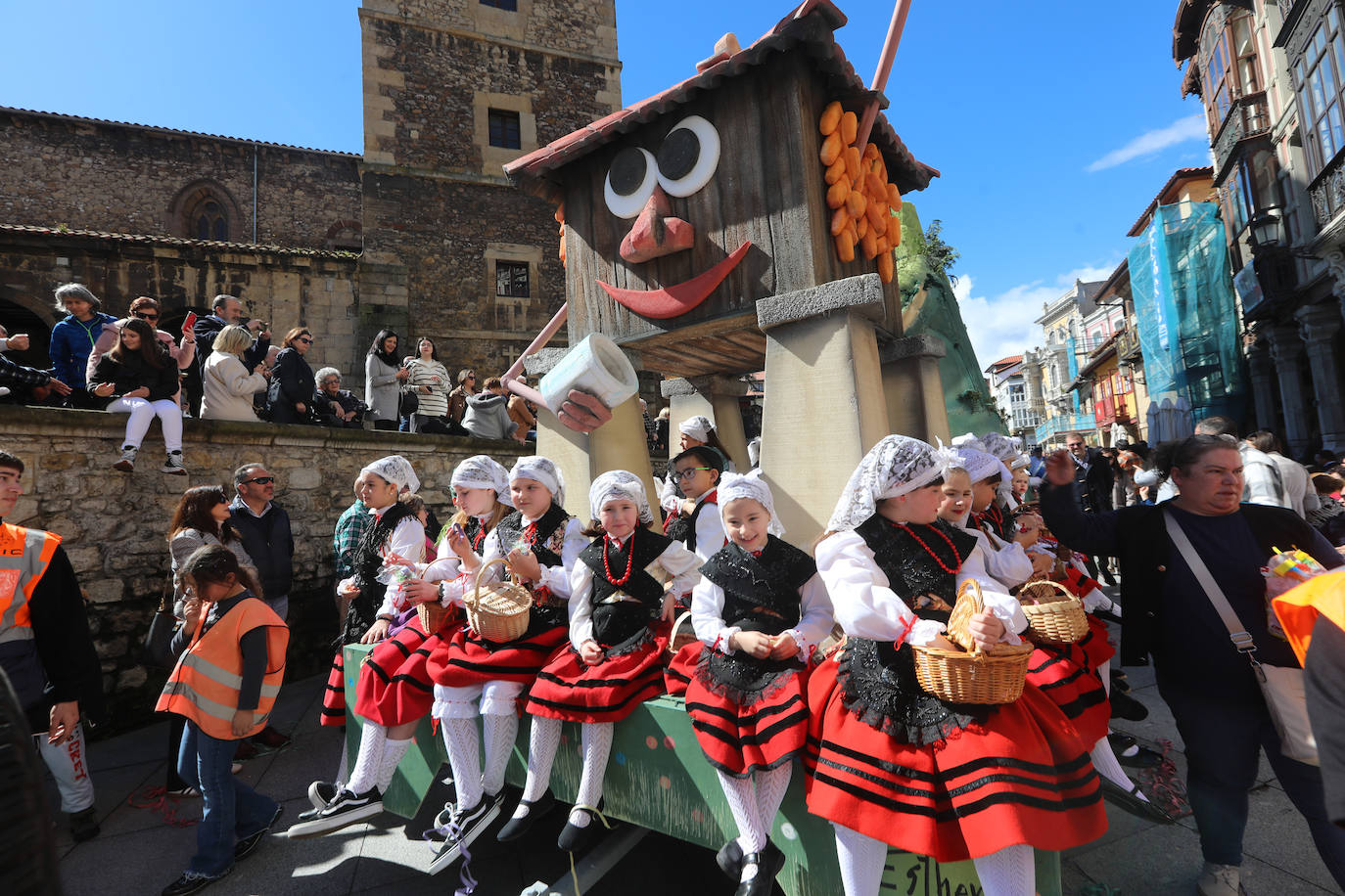 Todas las fotos del desfile de carrozas de las fiestas de El Bollo de Avilés