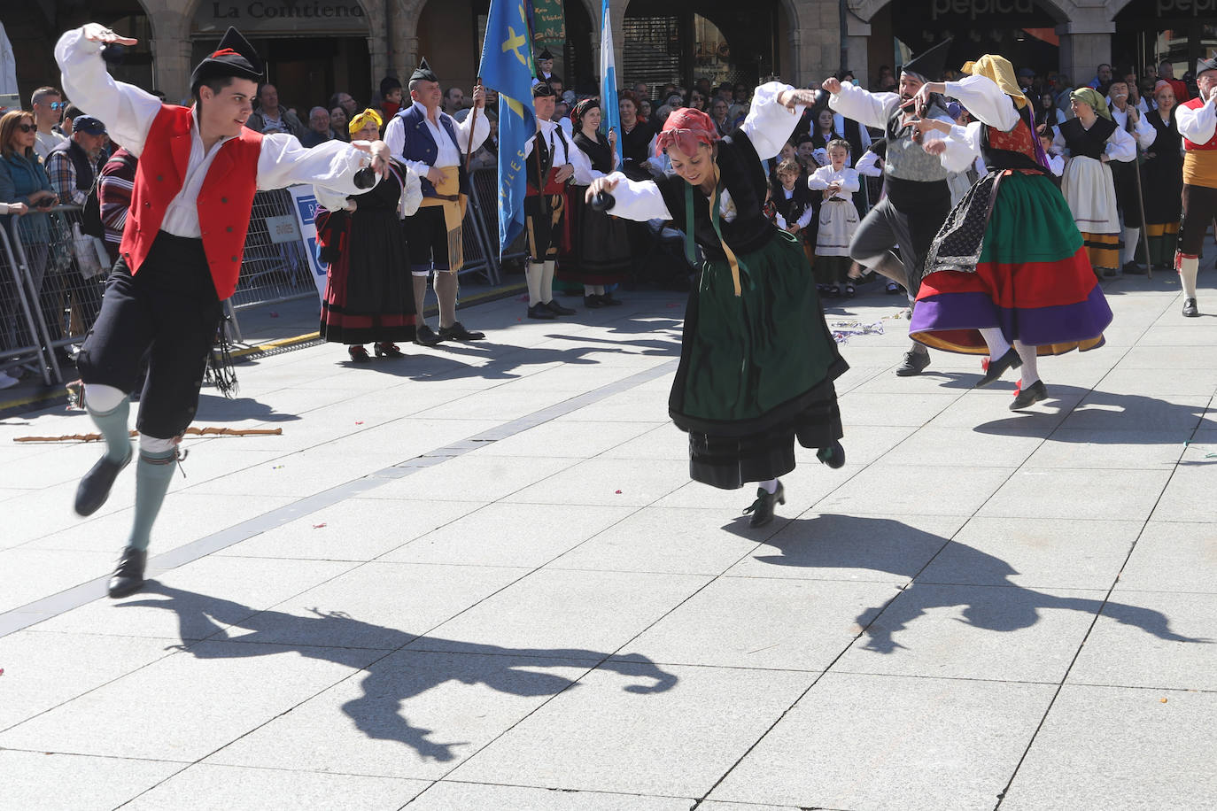 Todas las fotos del desfile de carrozas de las fiestas de El Bollo de Avilés