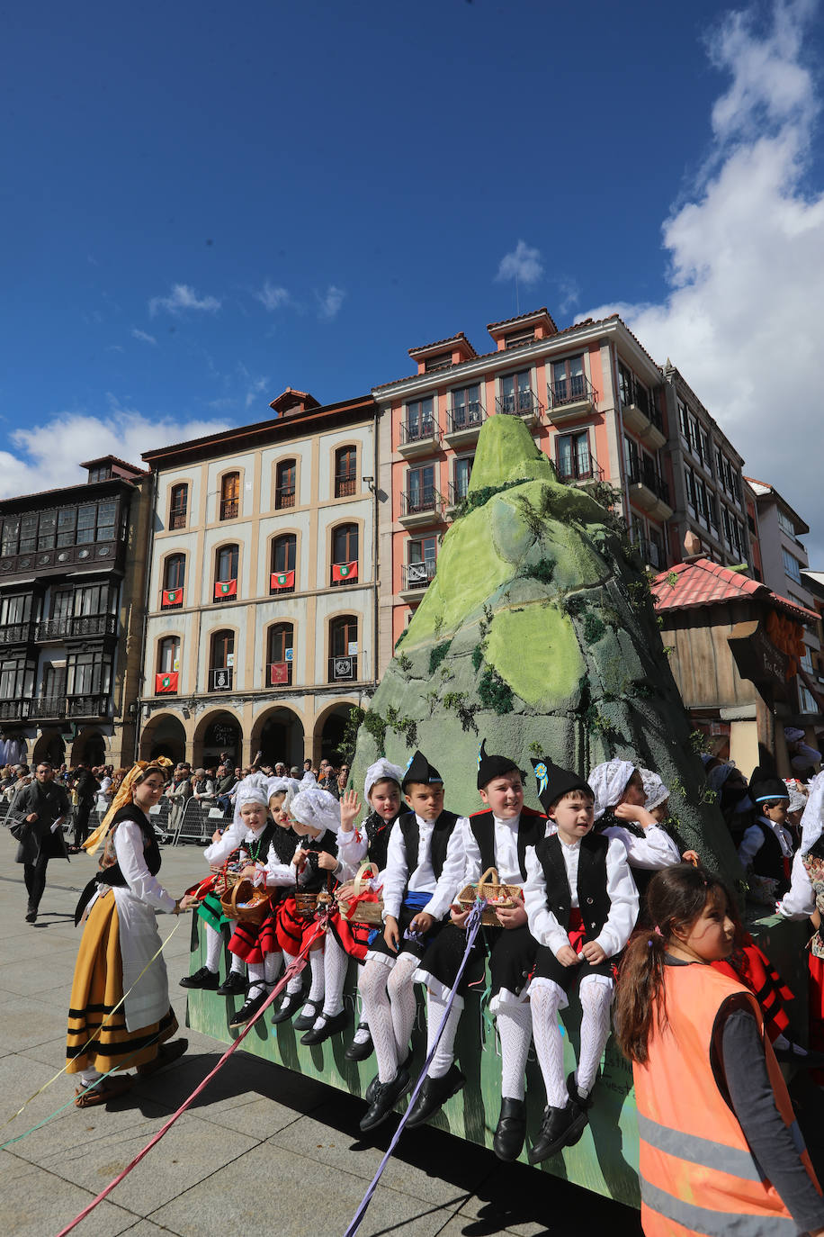 Todas las fotos del desfile de carrozas de las fiestas de El Bollo de Avilés