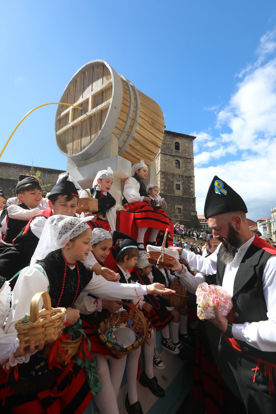 Todas las fotos del desfile de carrozas de las fiestas de El Bollo de Avilés