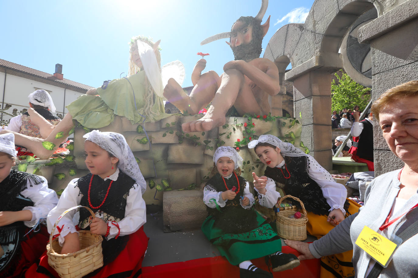 Todas las fotos del desfile de carrozas de las fiestas de El Bollo de Avilés