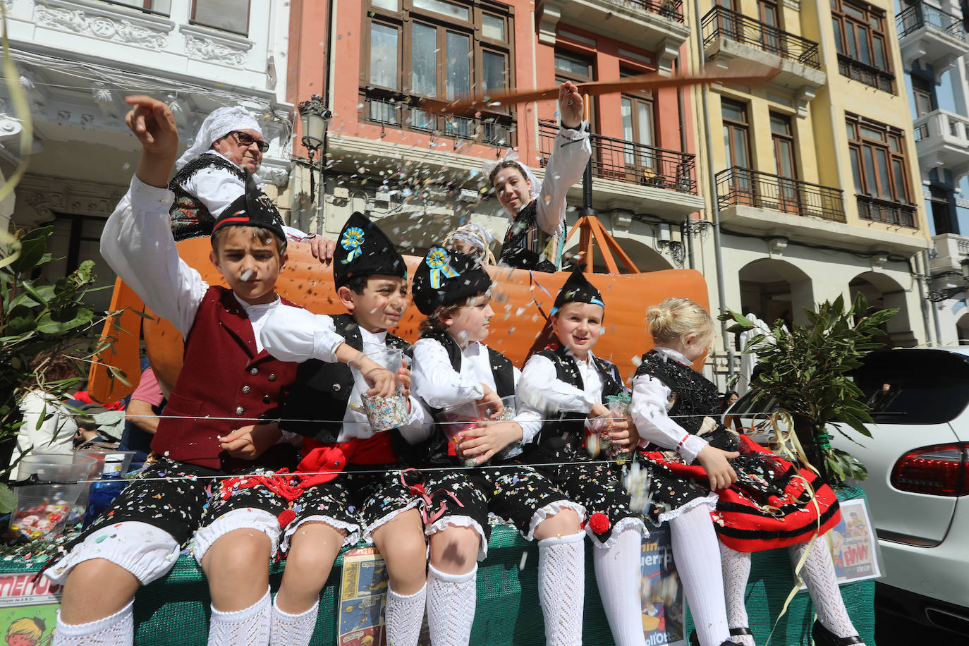 Todas las fotos del desfile de carrozas de las fiestas de El Bollo de Avilés