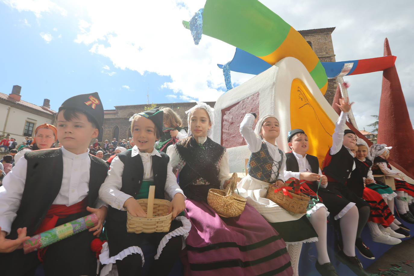 Todas las fotos del desfile de carrozas de las fiestas de El Bollo de Avilés