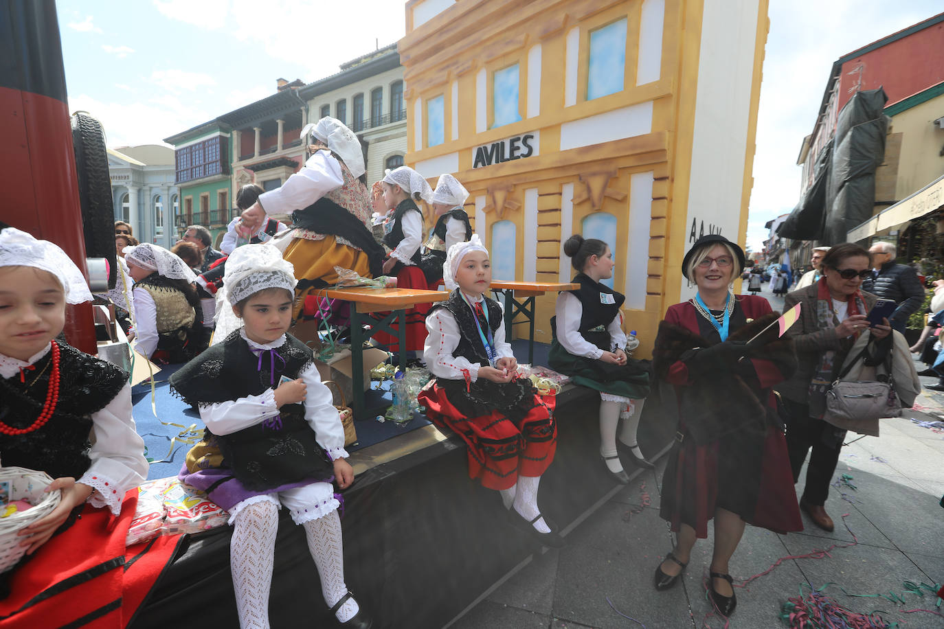 Todas las fotos del desfile de carrozas de las fiestas de El Bollo de Avilés