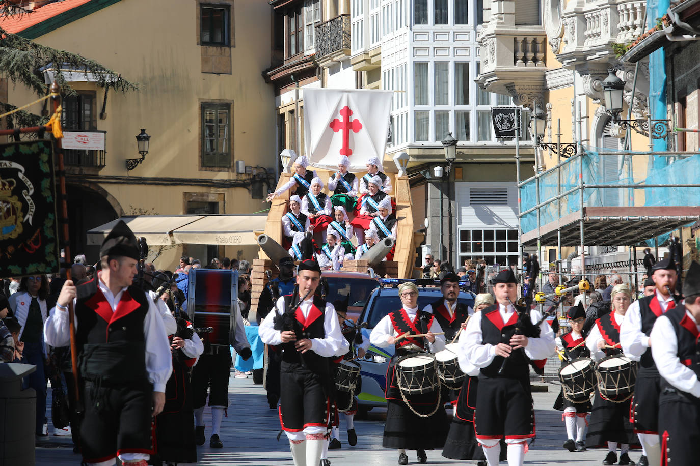 Todas las fotos del desfile de carrozas de las fiestas de El Bollo de Avilés