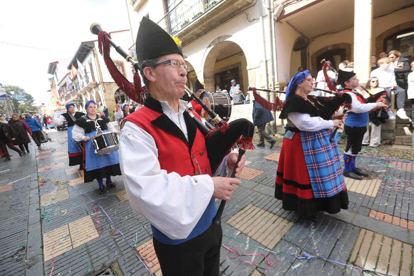 Todas las fotos del desfile de carrozas de las fiestas de El Bollo de Avilés