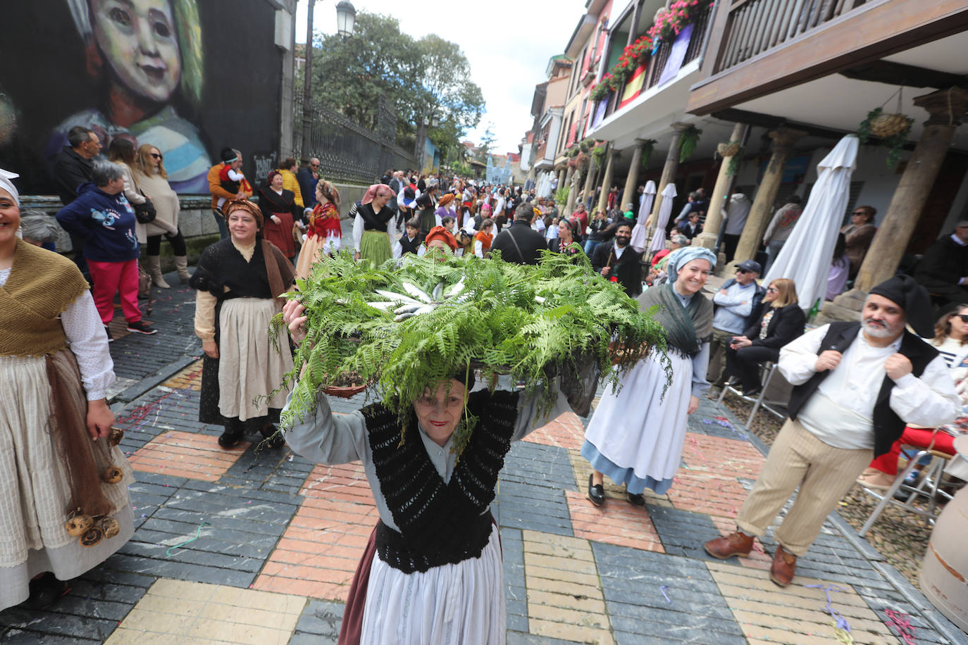 Todas las fotos del desfile de carrozas de las fiestas de El Bollo de Avilés