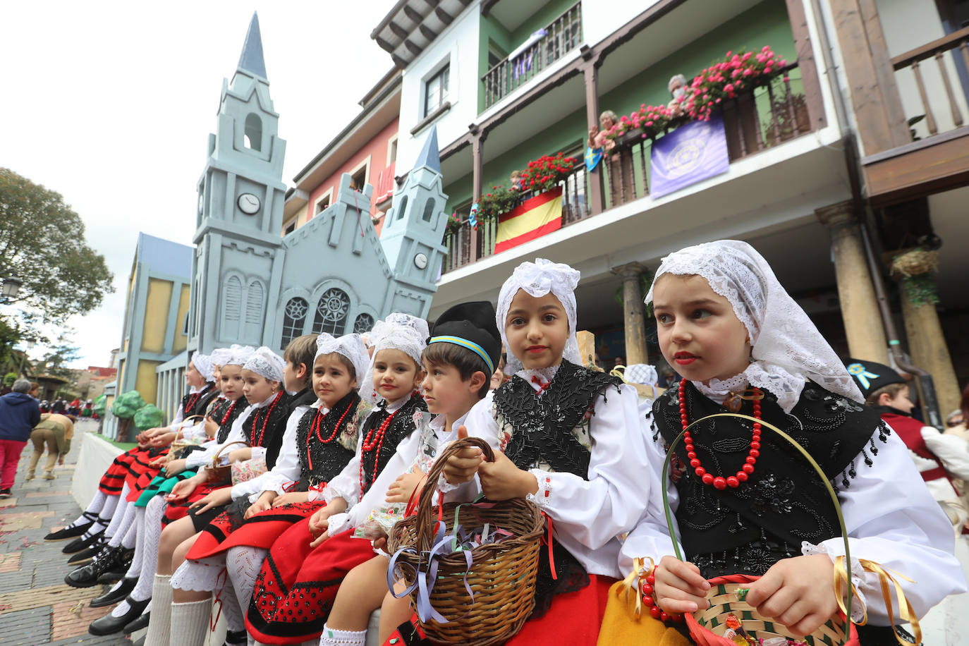 Todas las fotos del desfile de carrozas de las fiestas de El Bollo de Avilés