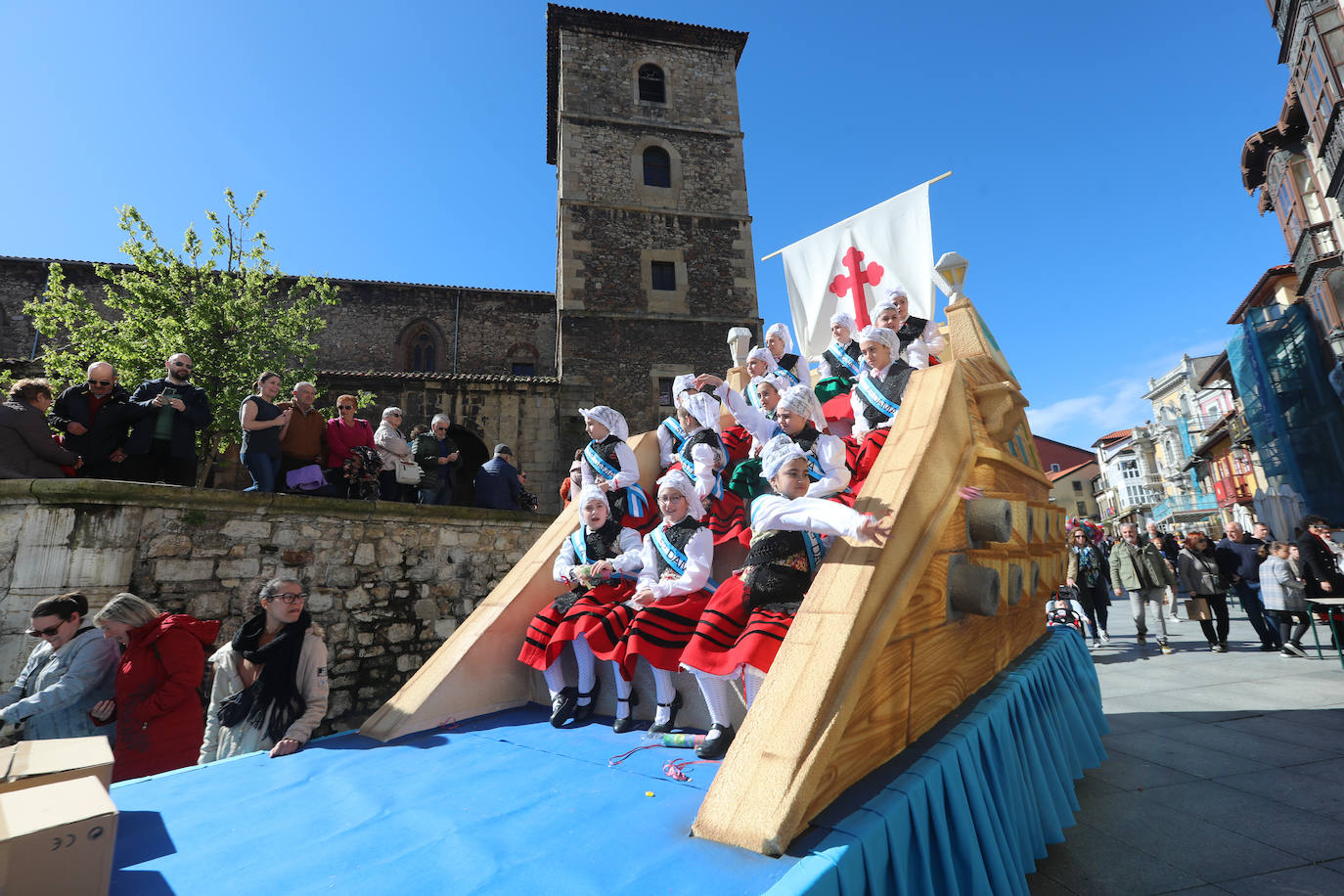 Todas las fotos del desfile de carrozas de las fiestas de El Bollo de Avilés