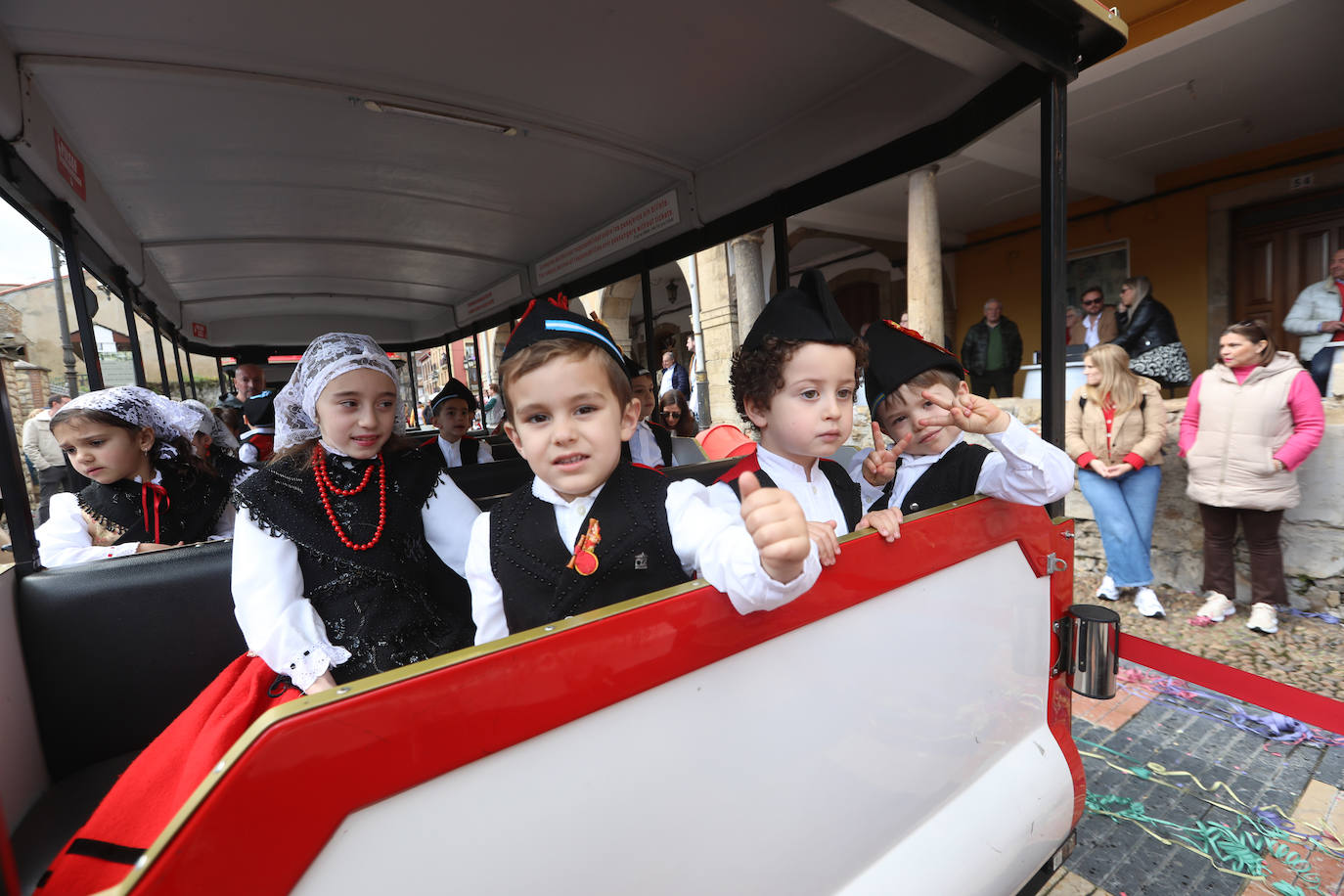 Todas las fotos del desfile de carrozas de las fiestas de El Bollo de Avilés