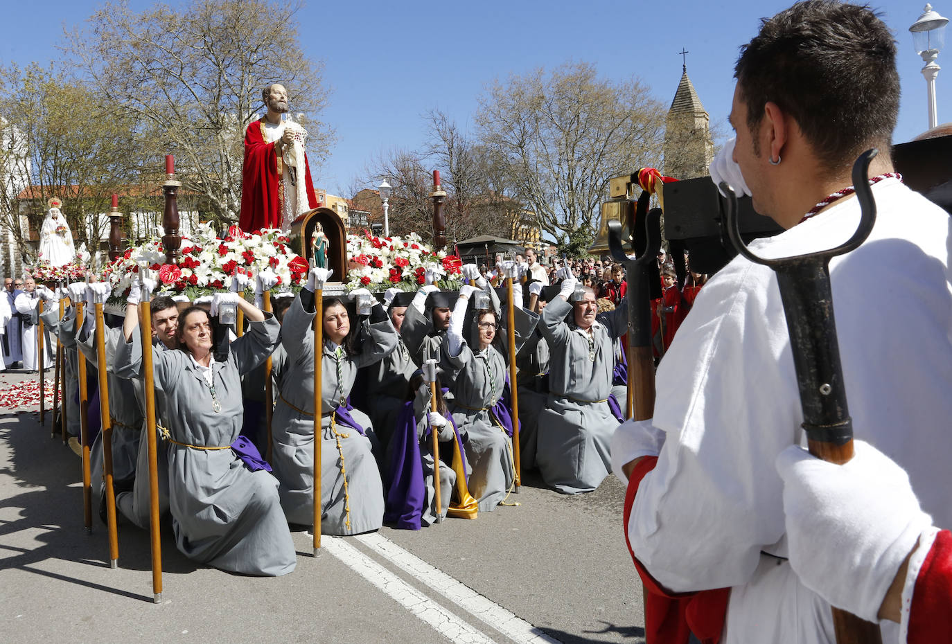 Y la Virgen de la Alegría se reencontró con su hijo frente al Cantábrico