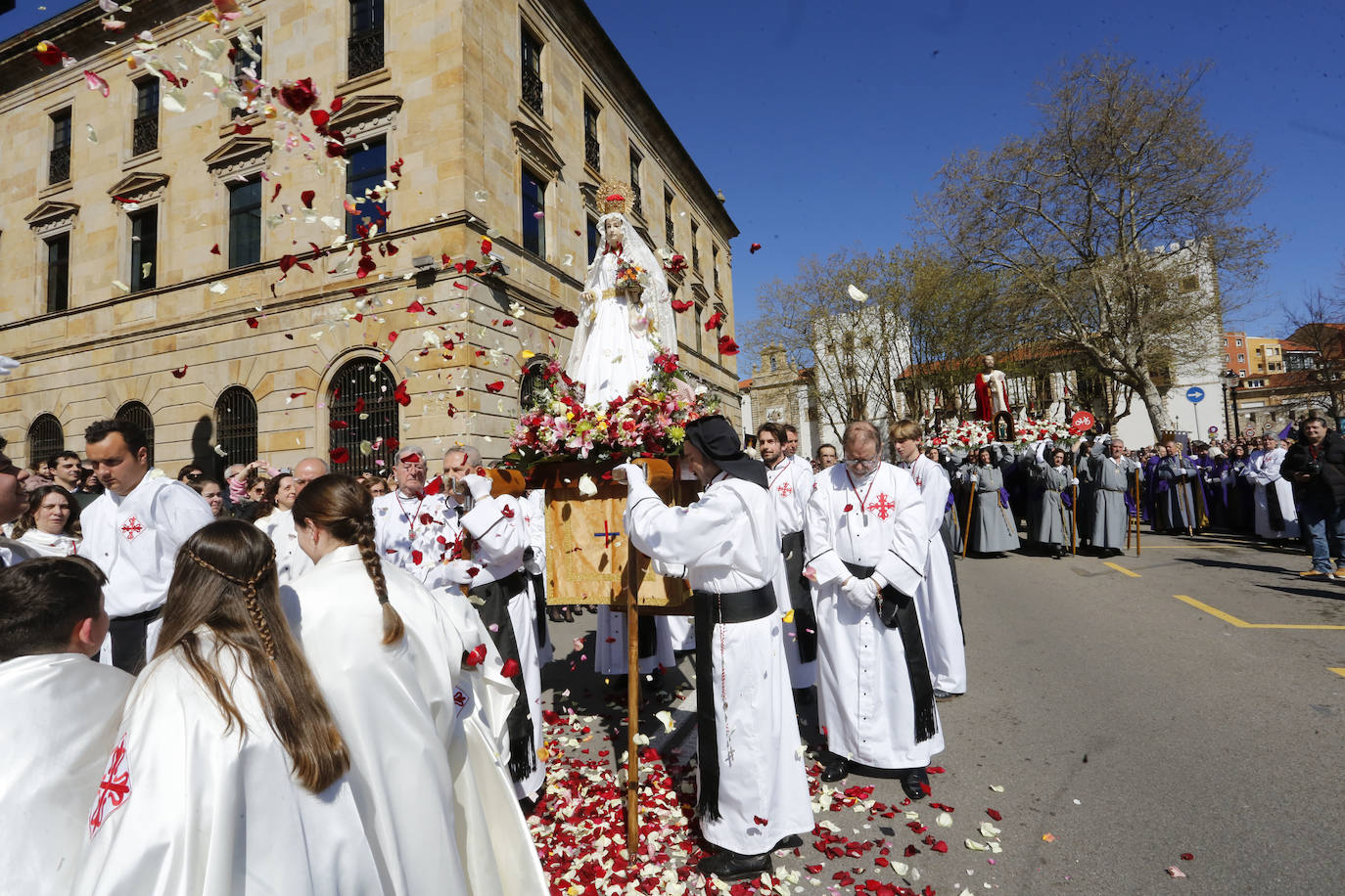 Y la Virgen de la Alegría se reencontró con su hijo frente al Cantábrico