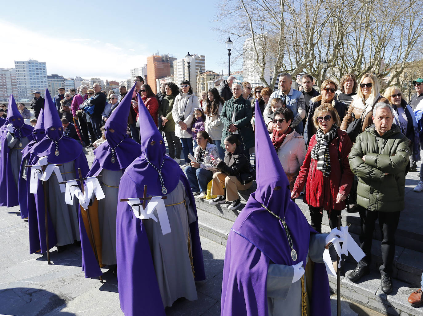 Y la Virgen de la Alegría se reencontró con su hijo frente al Cantábrico