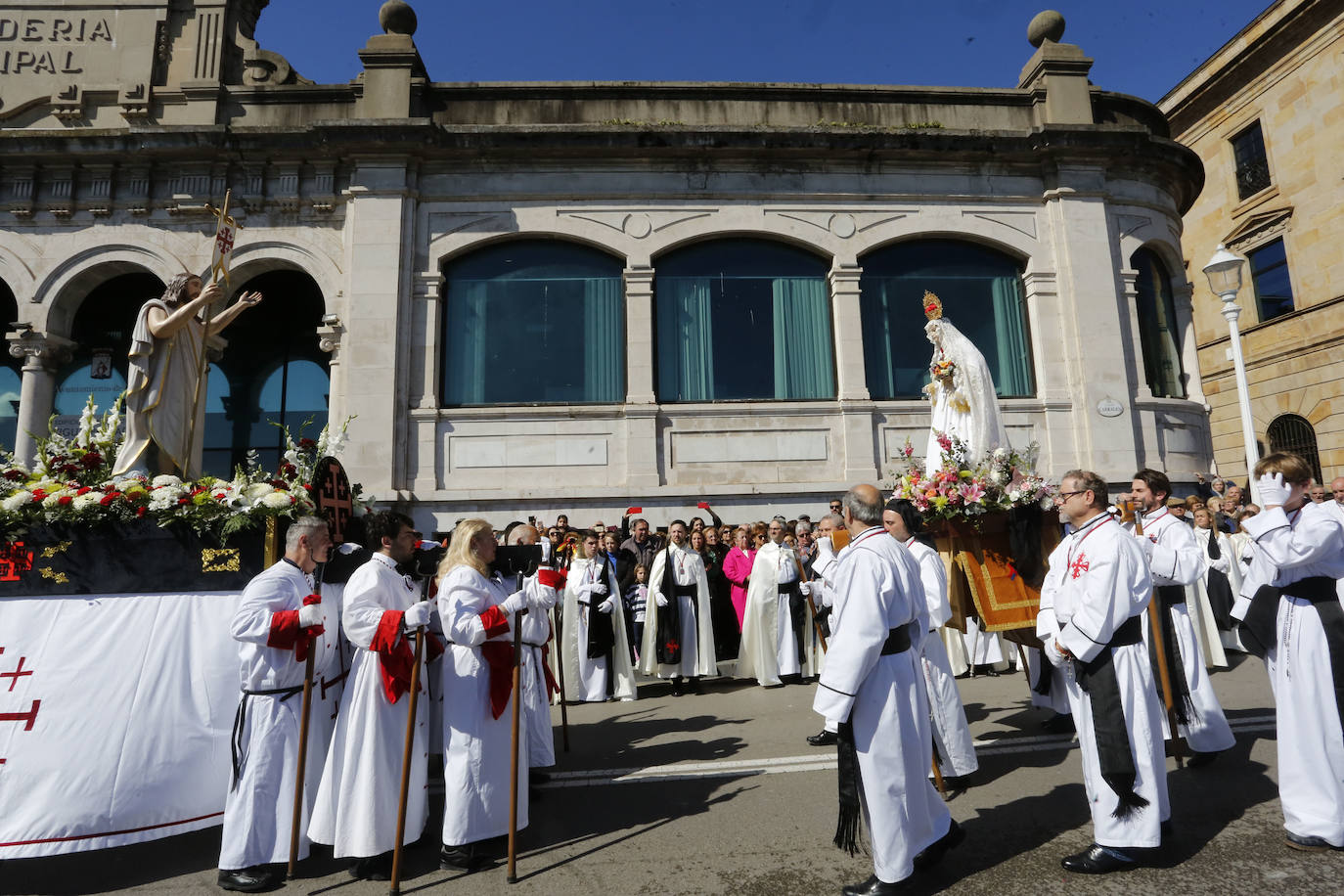 Y la Virgen de la Alegría se reencontró con su hijo frente al Cantábrico