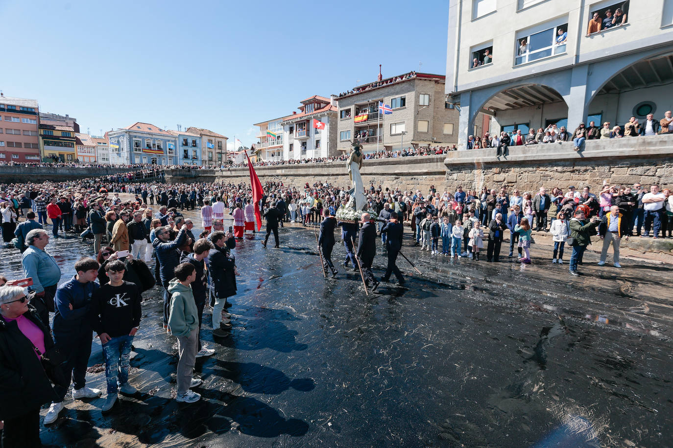 Una multitud disfruta de la Venia en Luanco