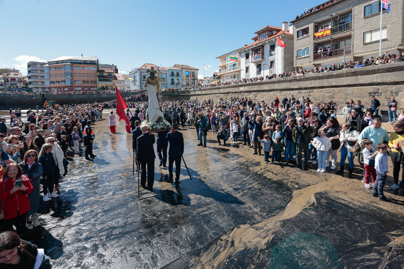 Una multitud disfruta de la Venia en Luanco