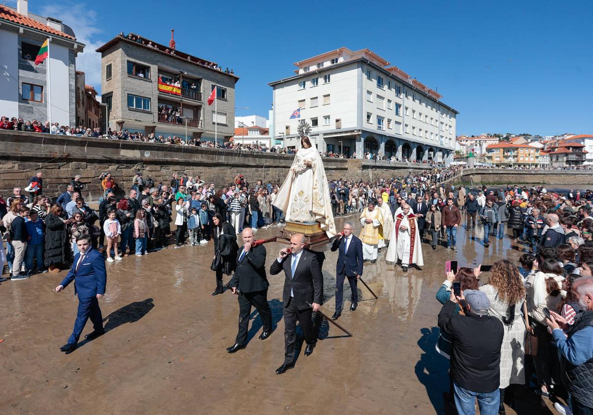 Una multitud disfruta de la Venia en Luanco