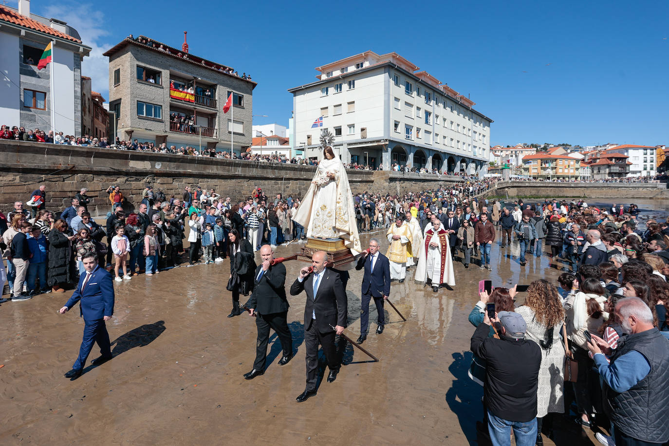 Una multitud disfruta de la Venia en Luanco