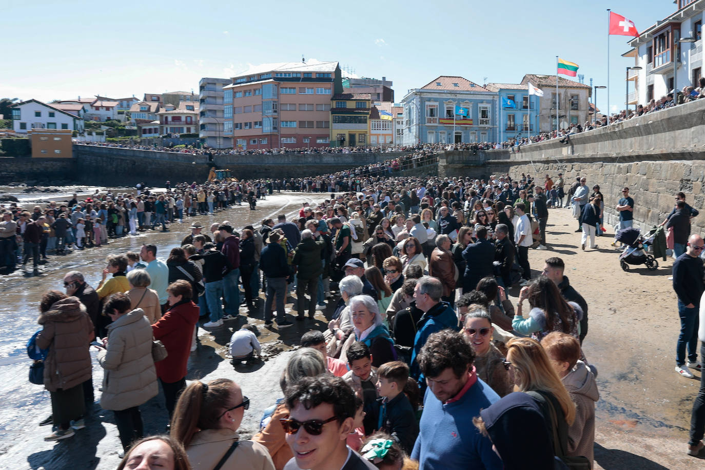 Una multitud disfruta de la Venia en Luanco