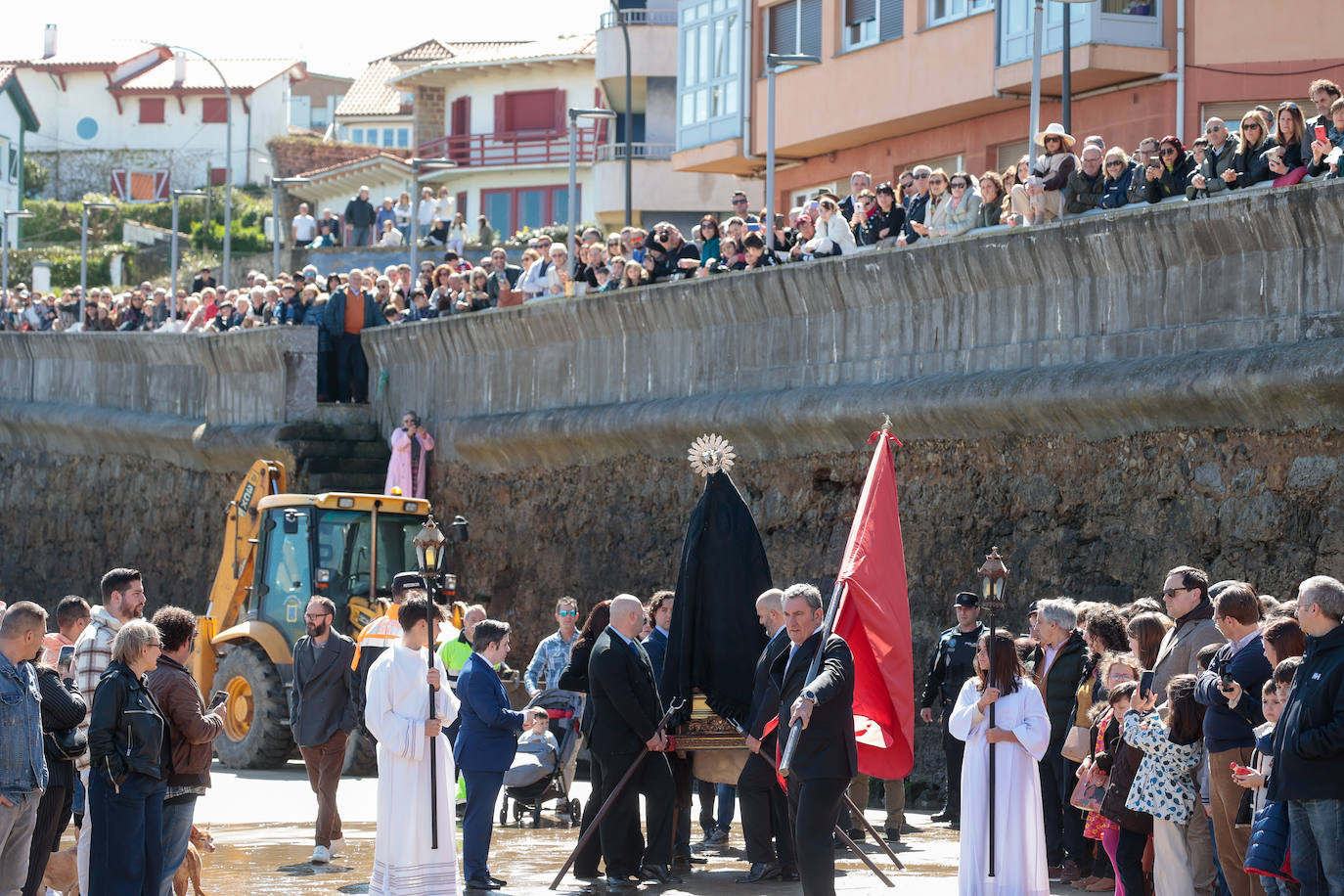 Una multitud disfruta de la Venia en Luanco