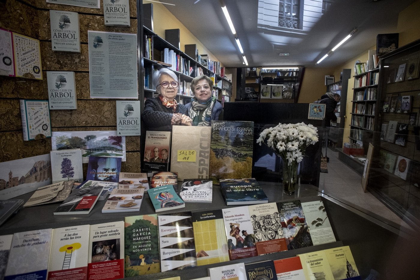 Las hermanas María Jesús y Ángeles Polledo, dueñas de la librería del mismo nombre.