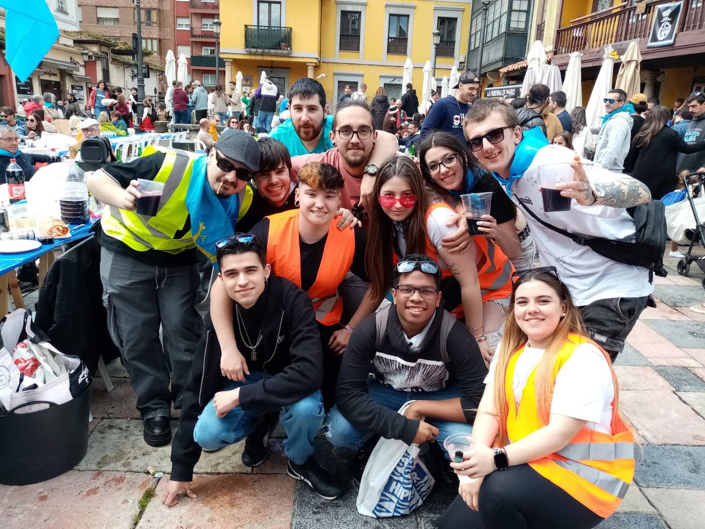 El grupo de Sergio Cos y Hayle Castro, disfrutando en El Carbayo.