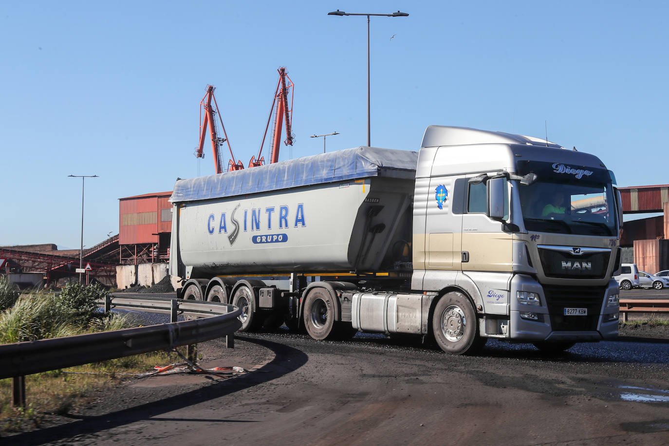 Un camión circula por las instalaciones portuarias.