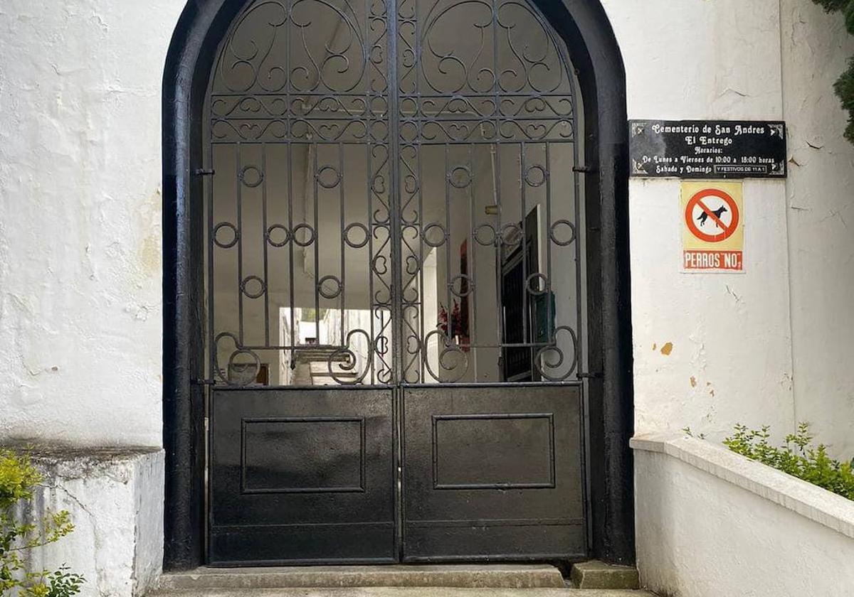 La Policía Local no puede abrir el cementerio de El Entrego, mientras el Ayuntamiento anuncia que recurrirá el cierre