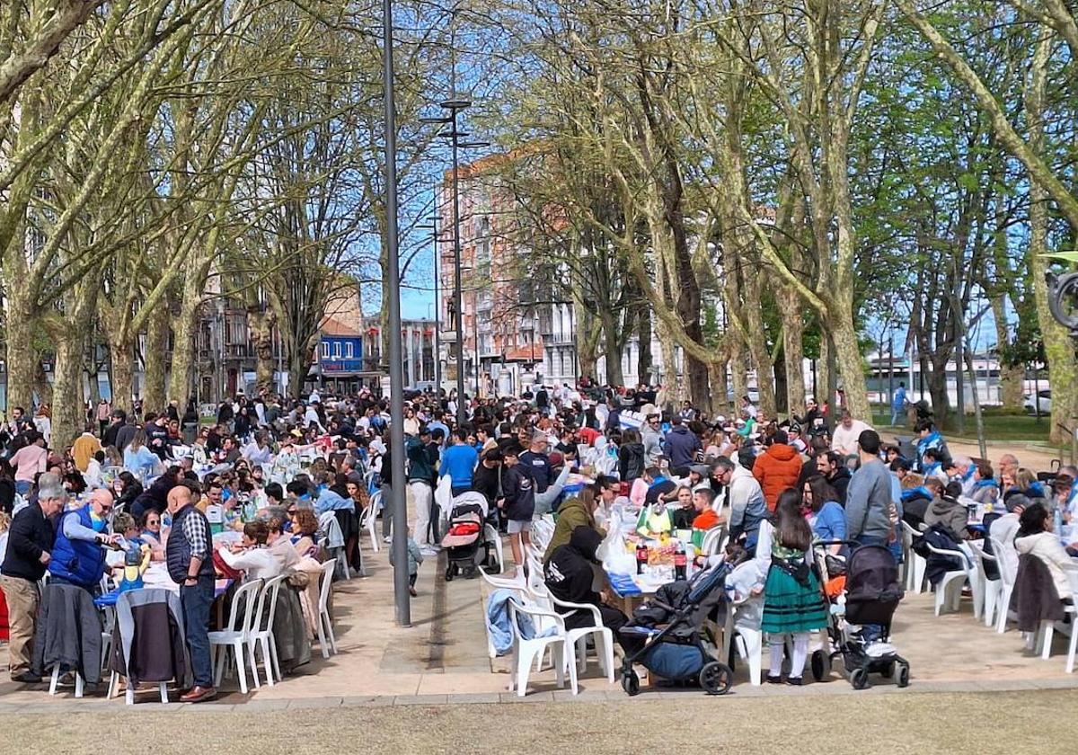 Asistentes a la Comida en la Calle de Avilés en el parque del Muelle, una de las dos nuevas ubicaciones de este año.