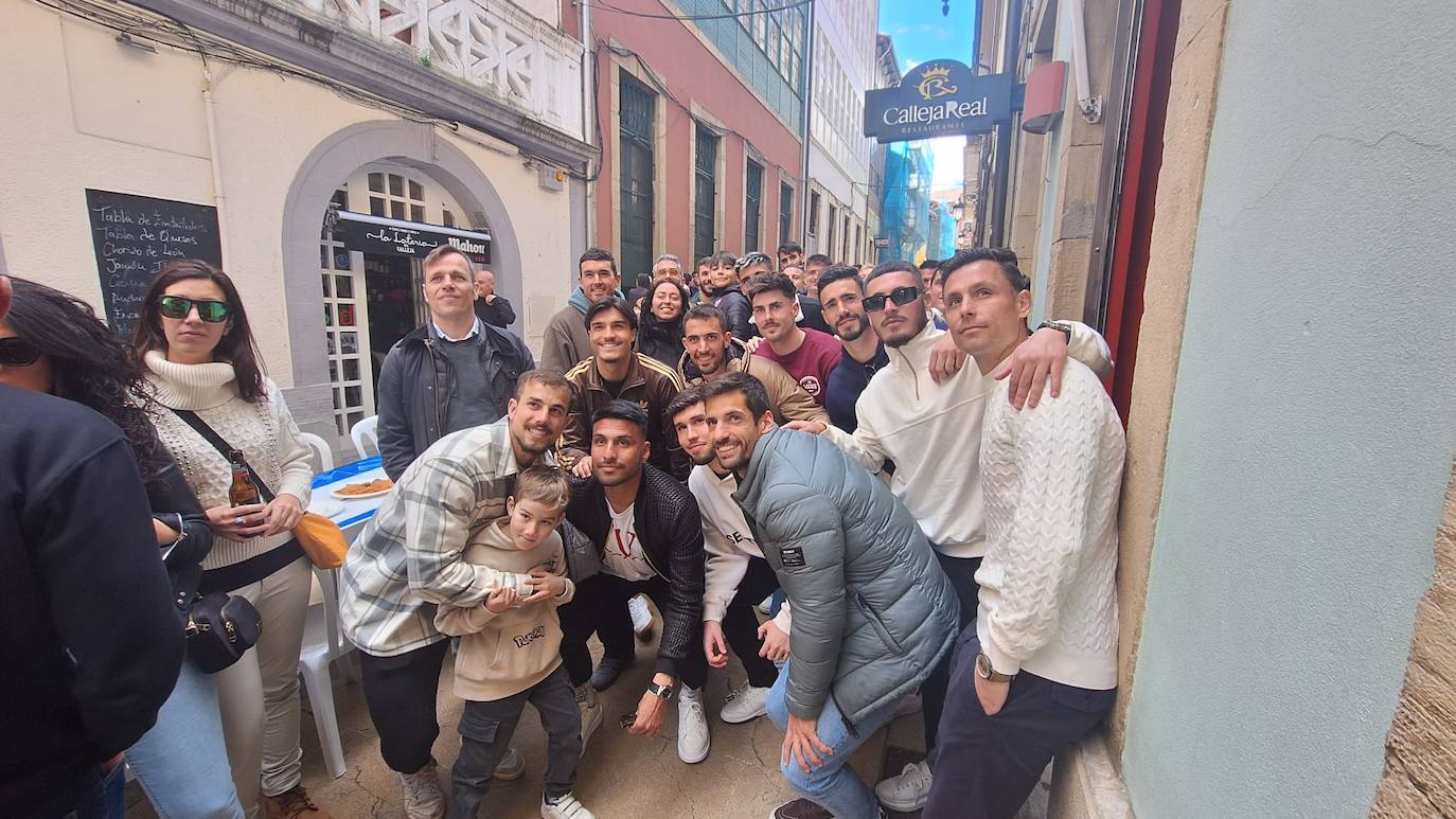 Los jugadores del Real Avilés, en la Comida en la Calle.