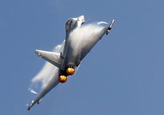 Un eurofighter participando en la exhibición aérea de Gijón en 2023.