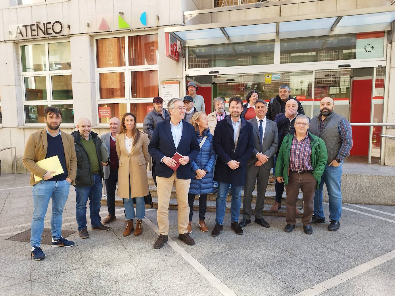 Queipo se ha reunido esta mañana con representantes vecinales de la zona oeste de Gijón para hablar sobre los cambios en el vial de Jove.