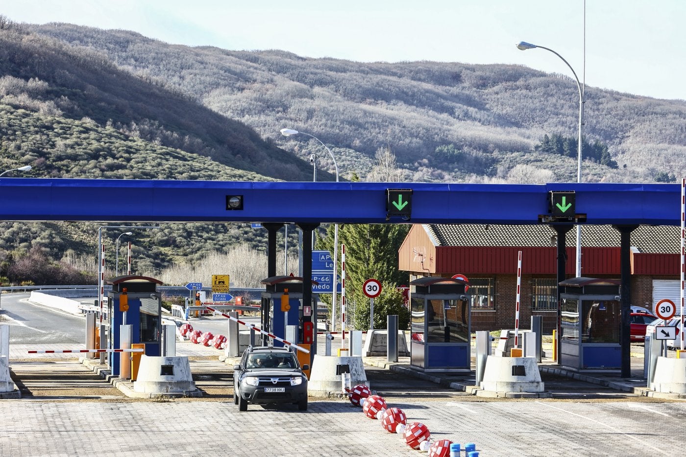 Un turismo superando las cabinas de peaje del Huerna.