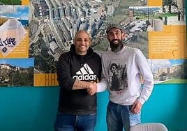 Adrián Gebé y Héctor Fernández en la sede de la asociación de vecinos de La Luz, donde se reunieron.