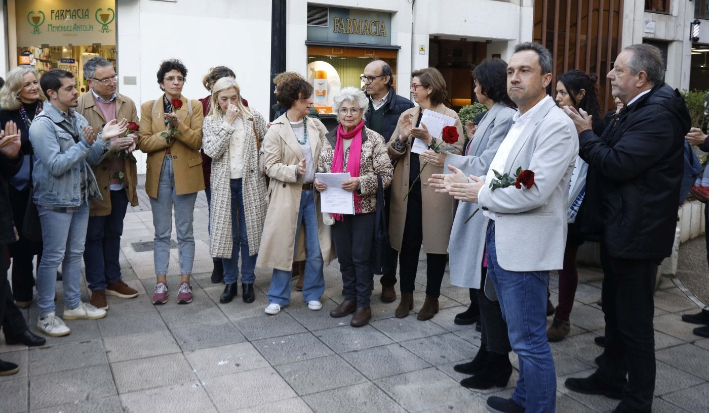 Autoridades políticas, miembros del Grupo Deportados Asturias y familiares de Isidro Álvarez.